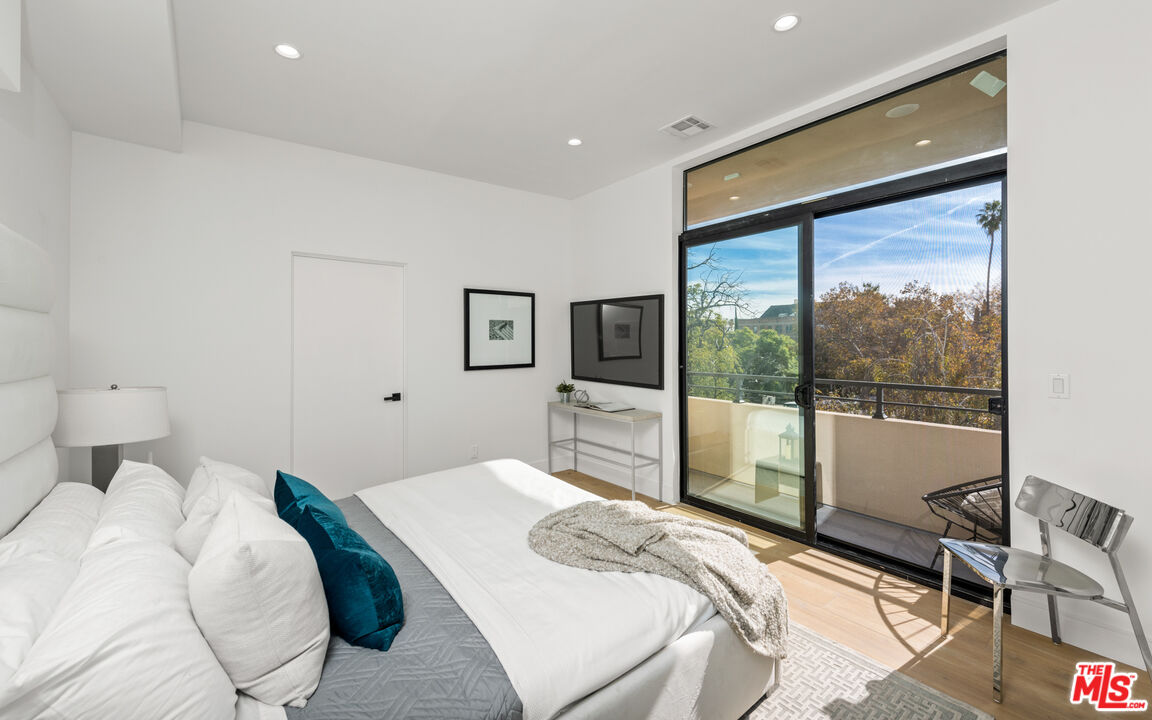 839 N Las Palmas Ave