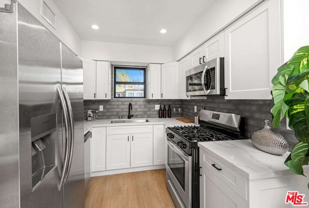 839 N Las Palmas Ave