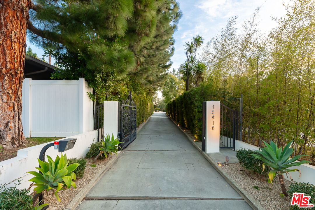 16418 Sloan Dr