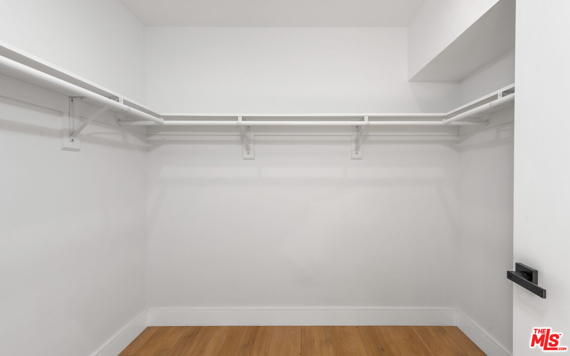 841 N Las Palmas Ave