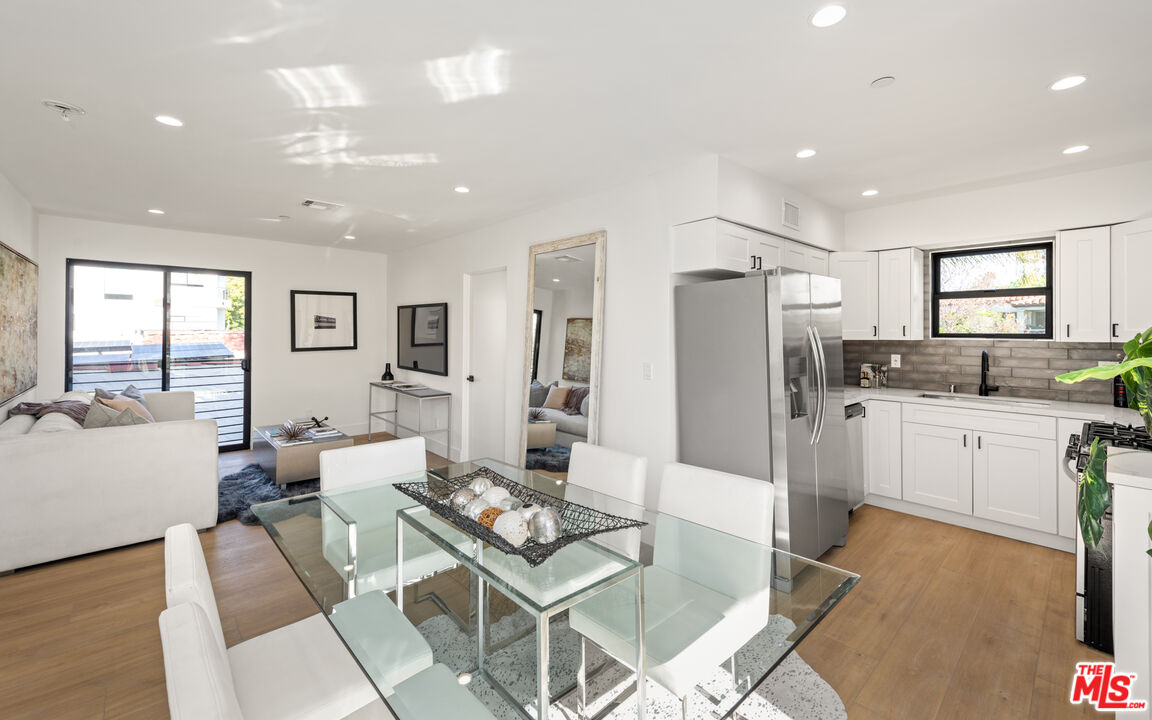 841 N Las Palmas Ave