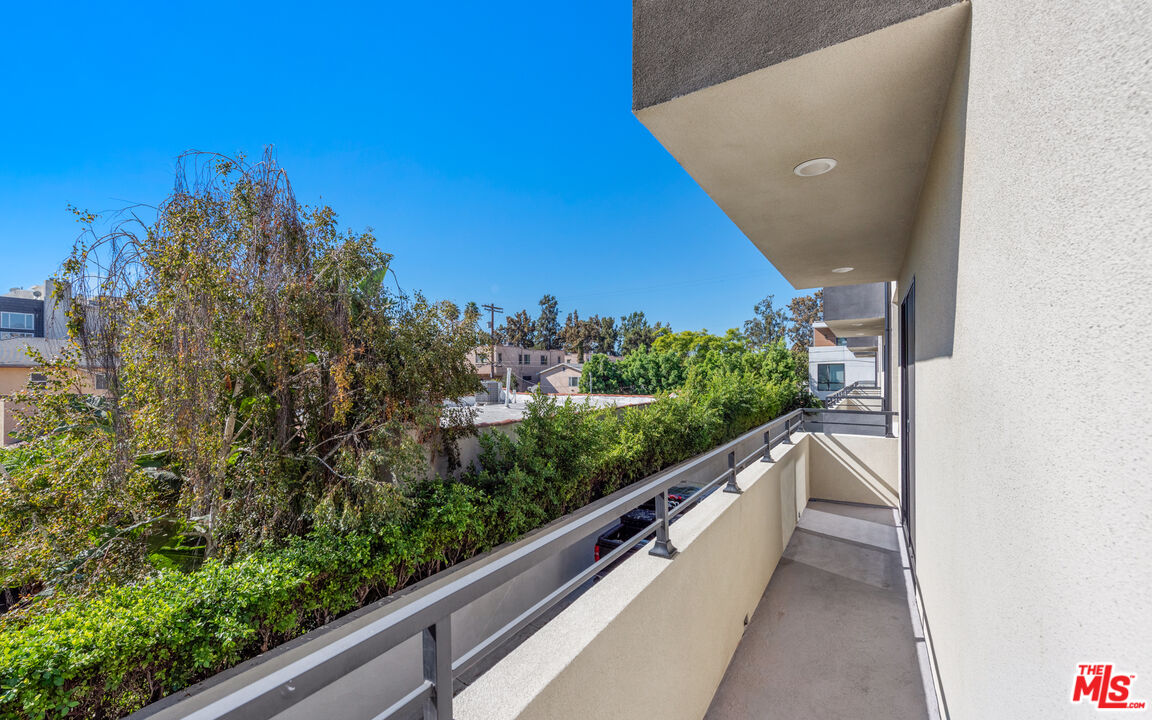 841 N Las Palmas Ave