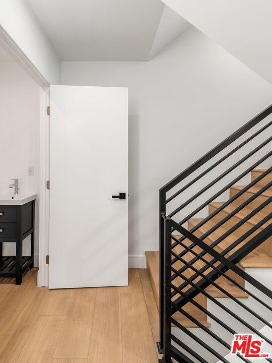 841 N Las Palmas Ave