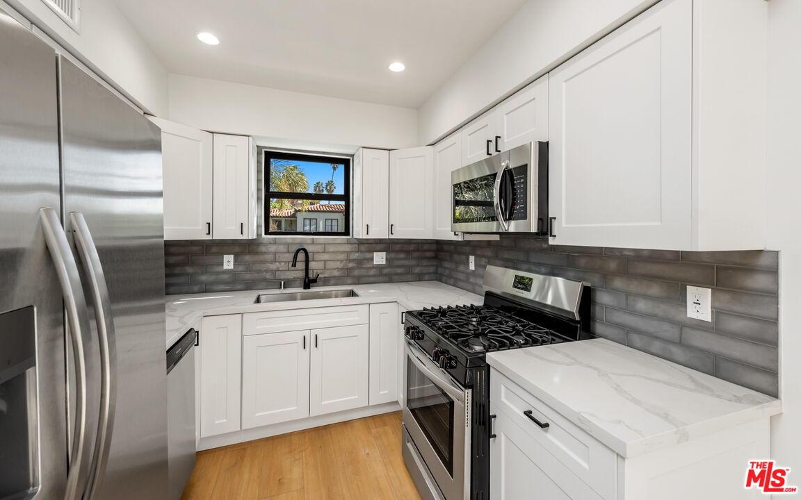 841 N Las Palmas Ave