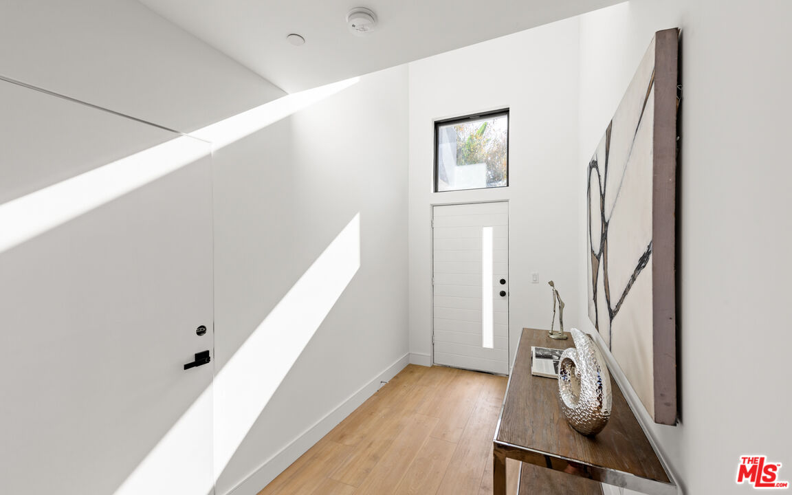 841 N Las Palmas Ave