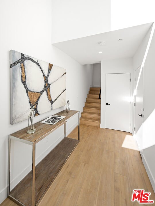 841 N Las Palmas Ave