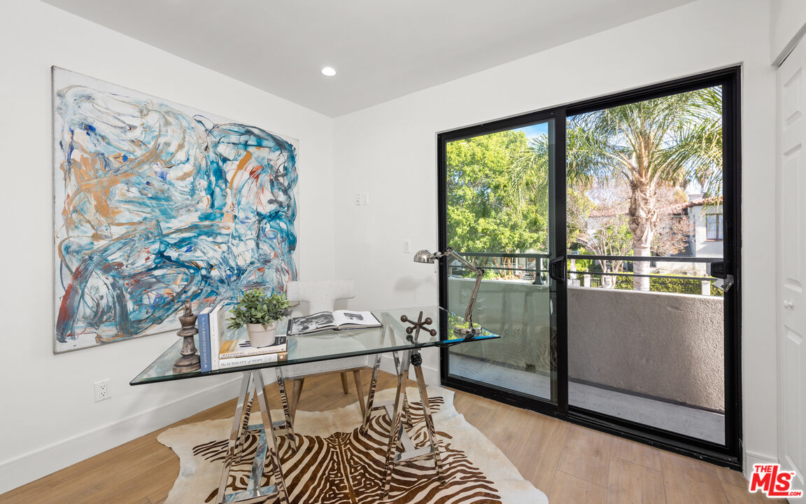 841 N Las Palmas Ave