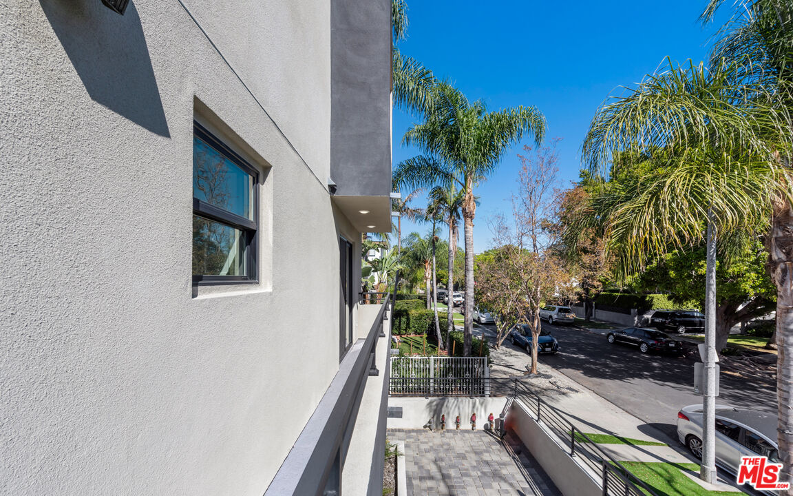 841 N Las Palmas Ave