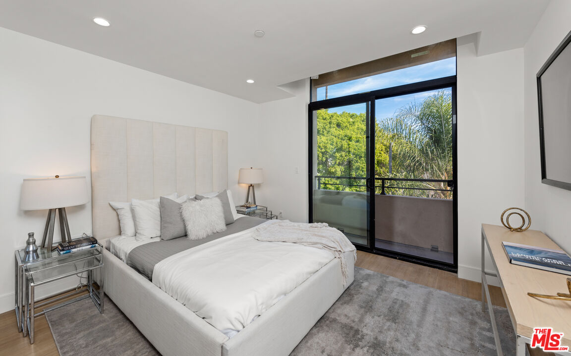 841 N Las Palmas Ave