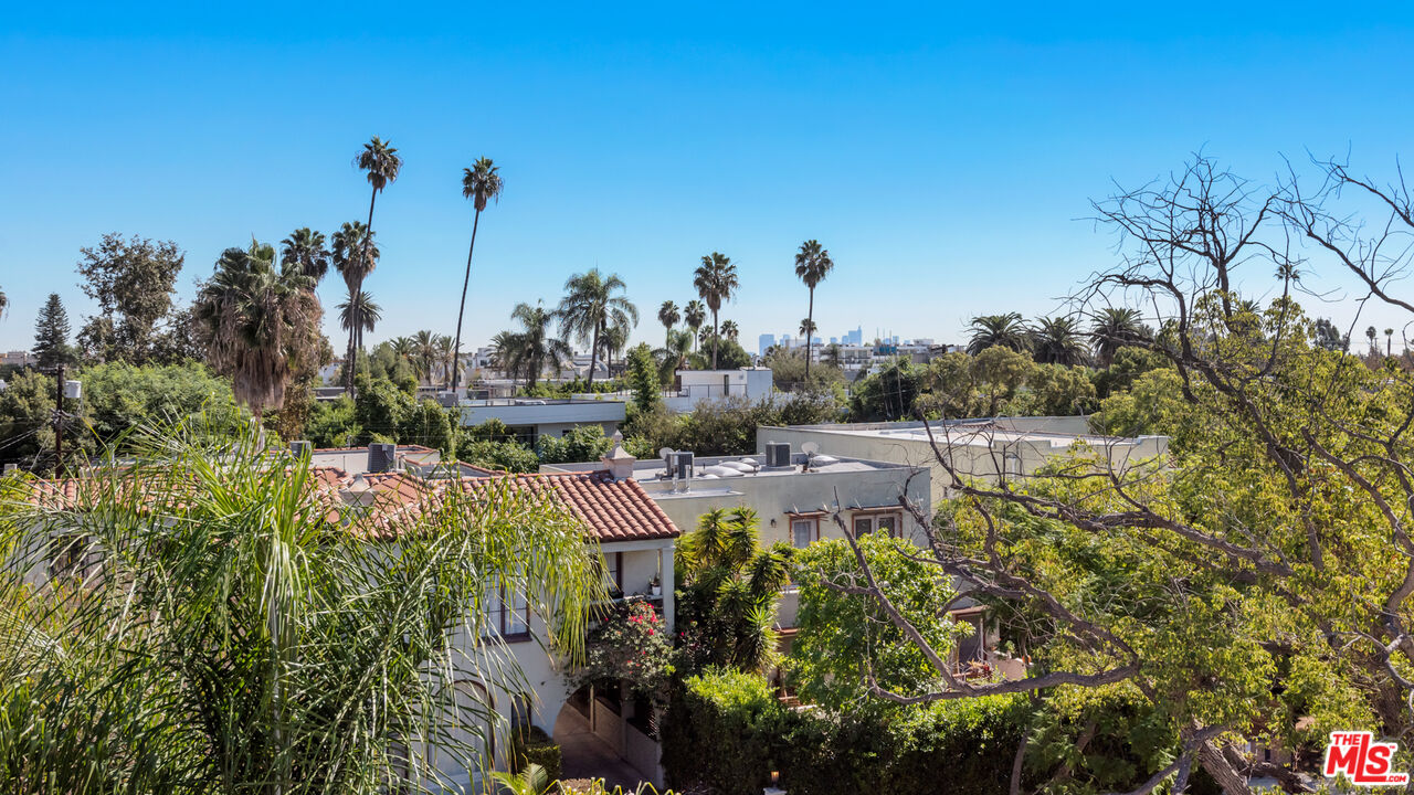 841 N Las Palmas Ave