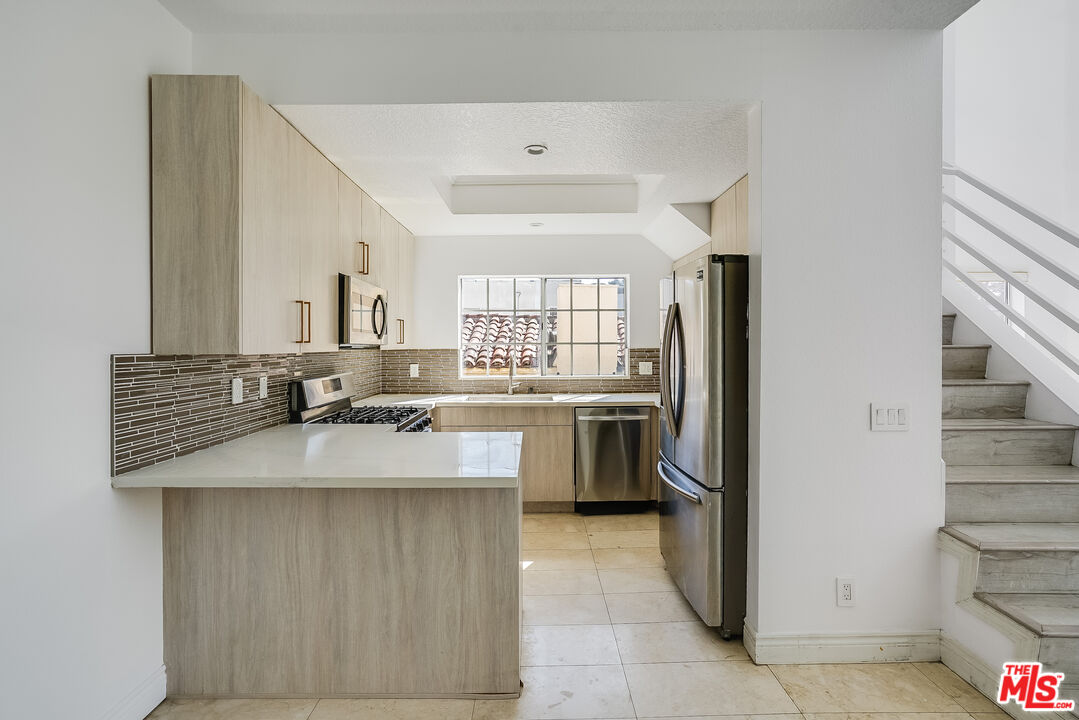 1034 S Shenandoah St Unit: 5