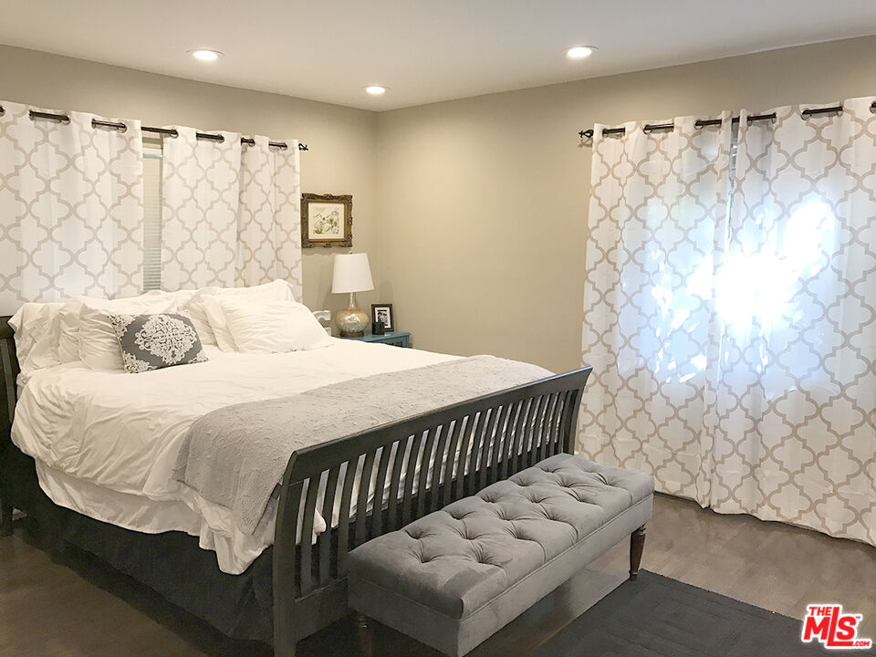 8727 Shoreham Dr Unit: 2