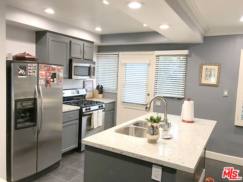 8727 Shoreham Dr Unit: 2