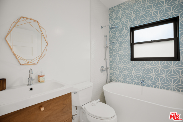 1203 N Poinsettia Pl