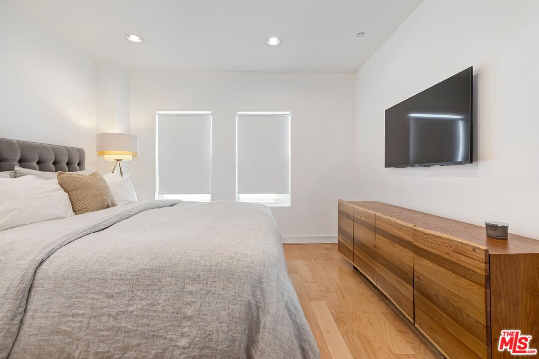 1420 N Laurel Ave Unit: 405