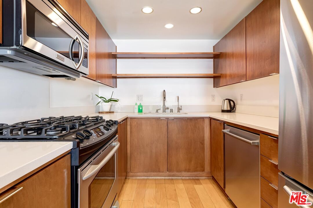 1420 N Laurel Ave Unit: 405