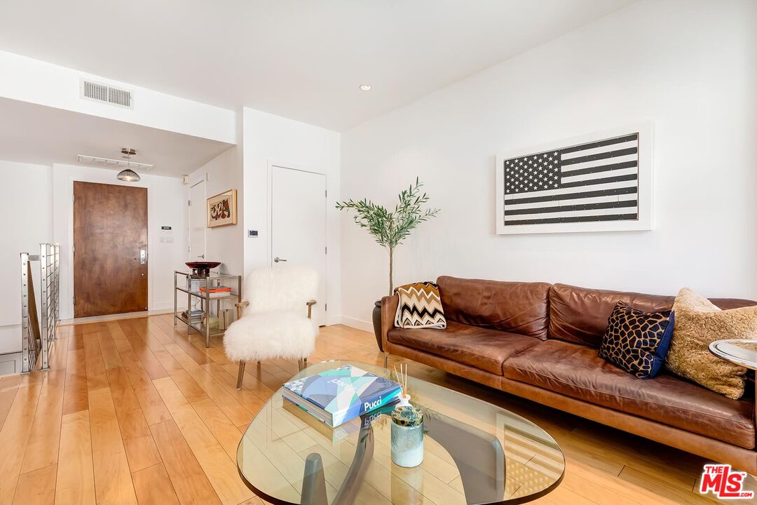 1420 N Laurel Ave Unit: 405