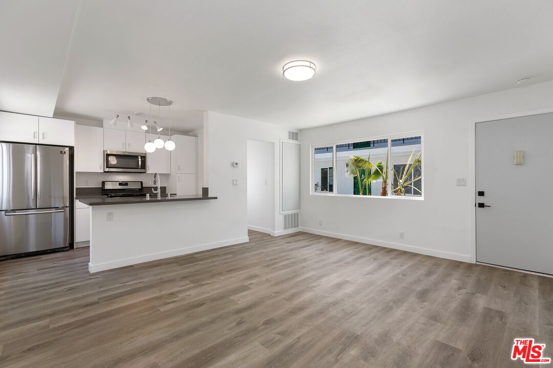 6736 Woodley Ave Unit: 7