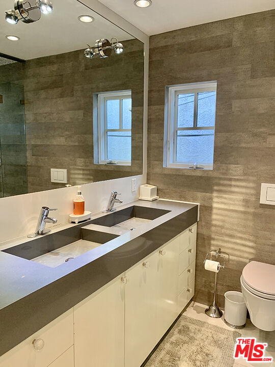 44 Sunset Ave Unit: 1/2