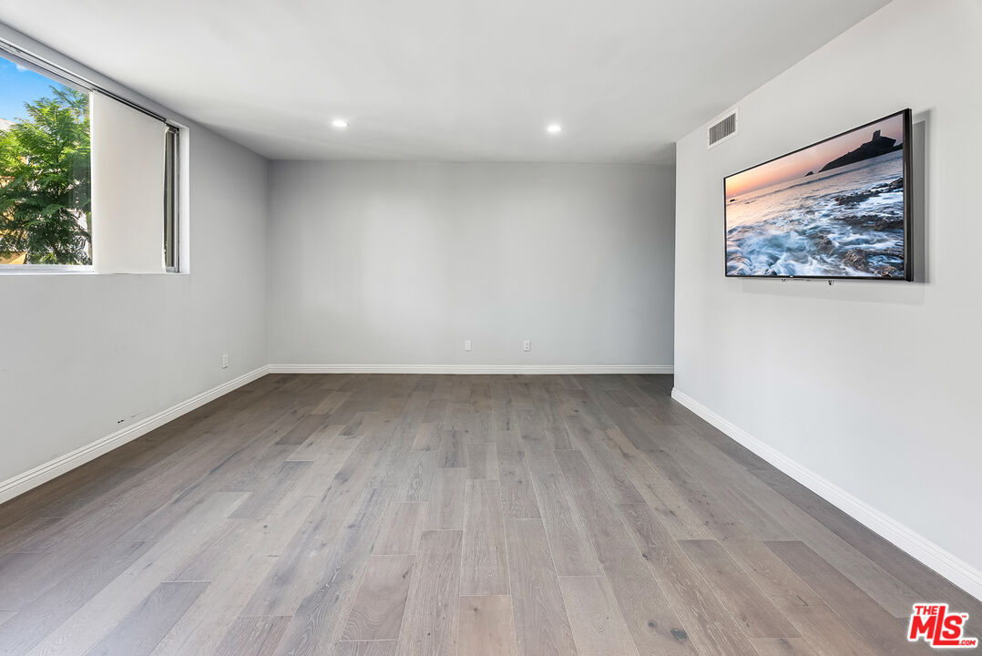 11970 MONTANA AVE Unit: 207