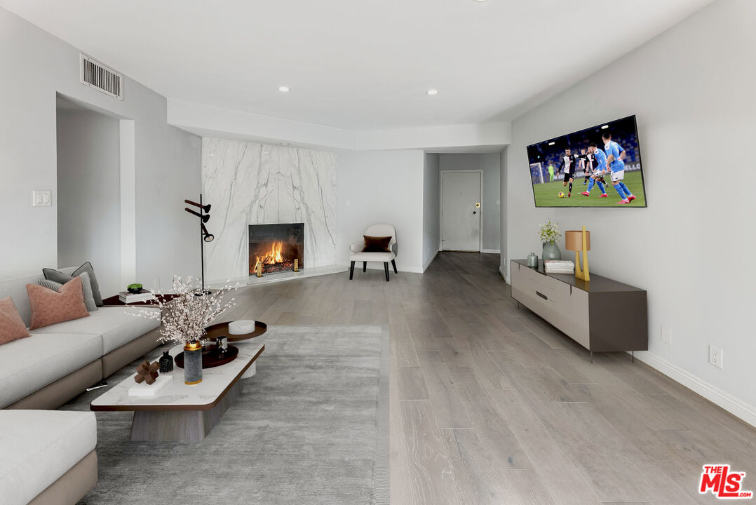 11970 MONTANA AVE Unit: 207