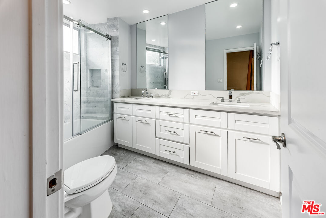 11970 MONTANA AVE Unit: 207