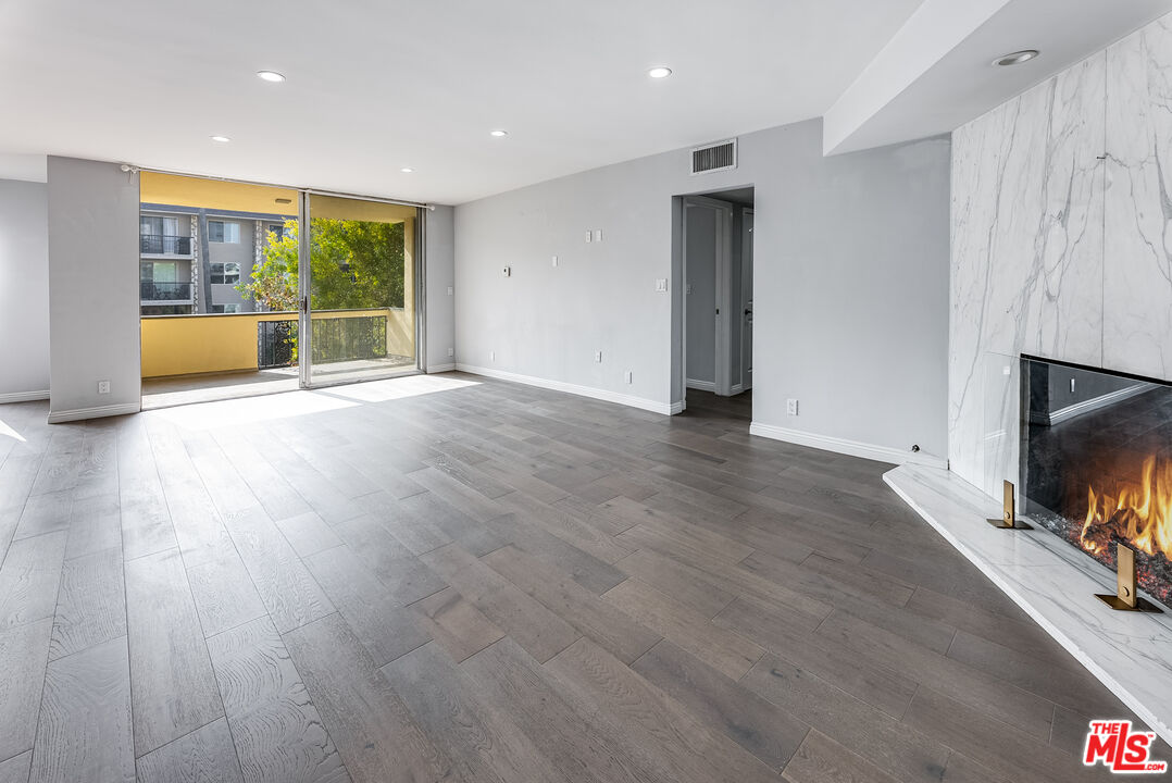 11970 MONTANA AVE Unit: 207