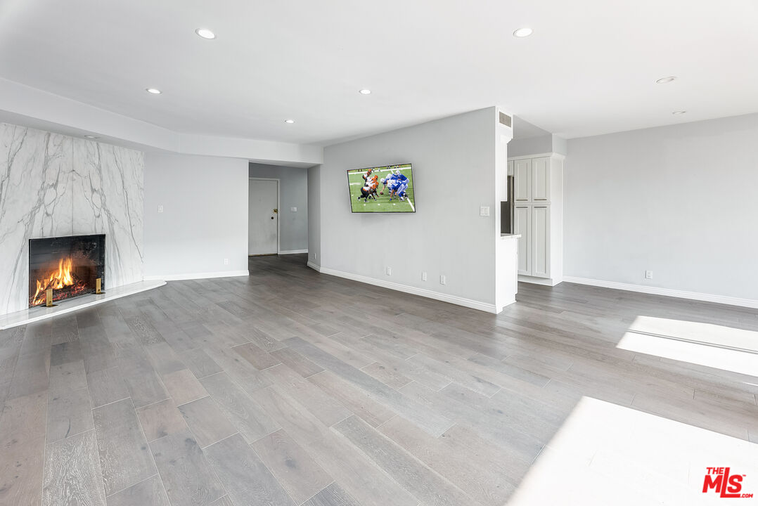 11970 MONTANA AVE Unit: 207