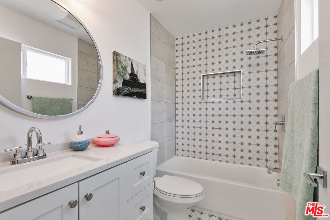 6736 Woodley Ave Unit: 18