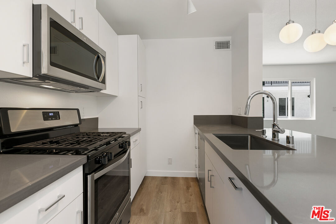 6736 Woodley Ave Unit: 18