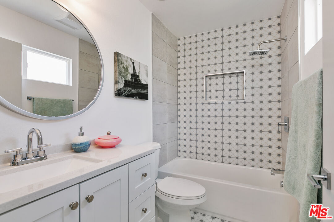 6736 Woodley Ave Unit: 18