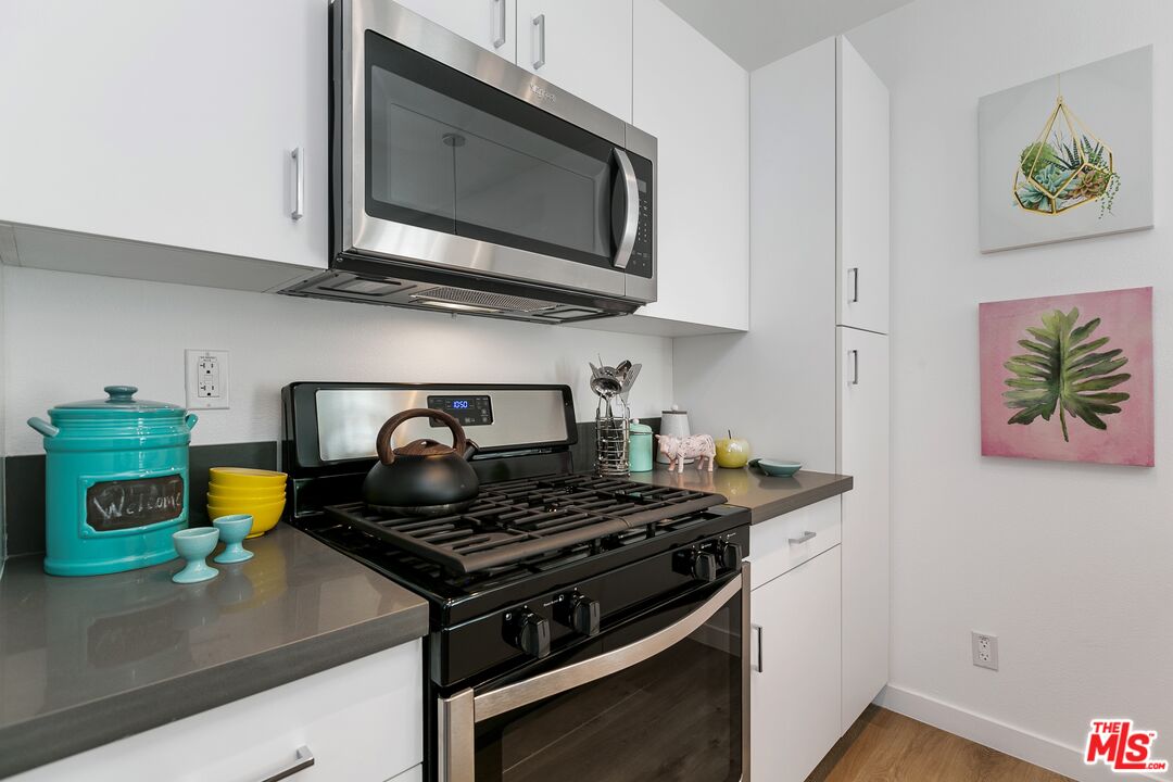 6736 Woodley Ave Unit: 18