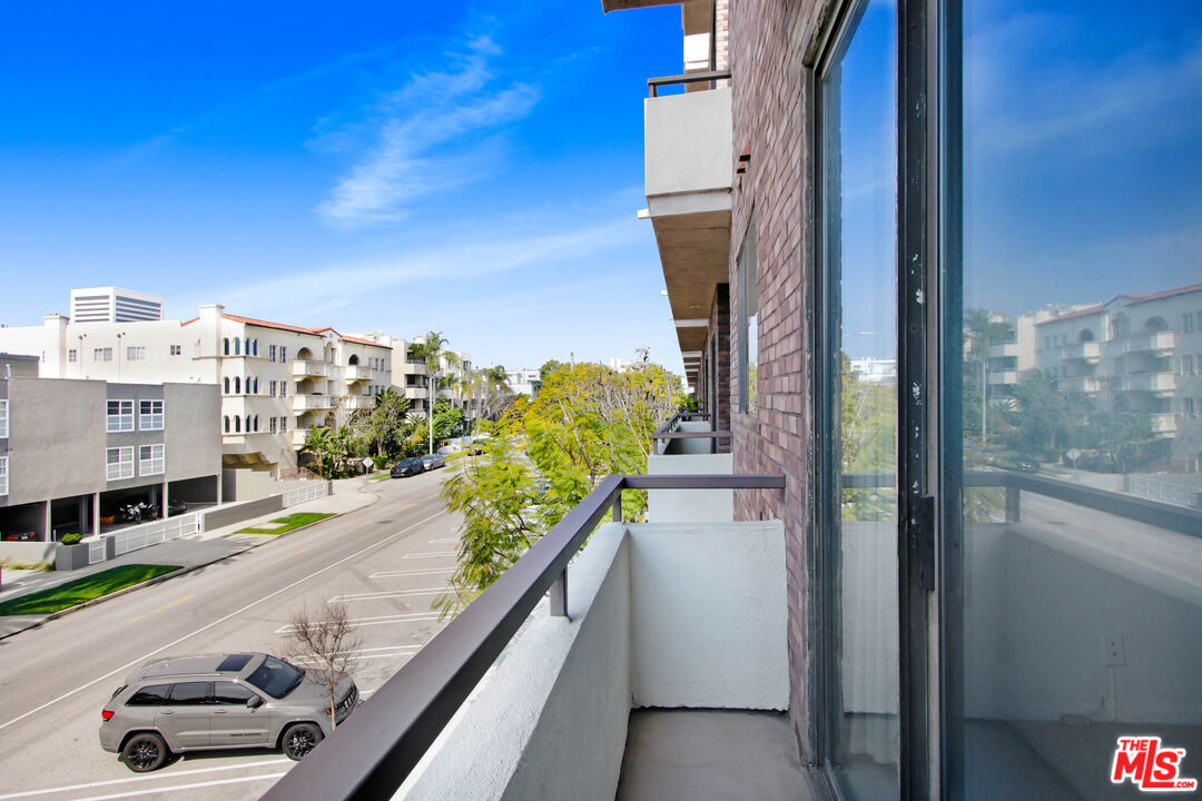 1880 Veteran Ave Unit: 211