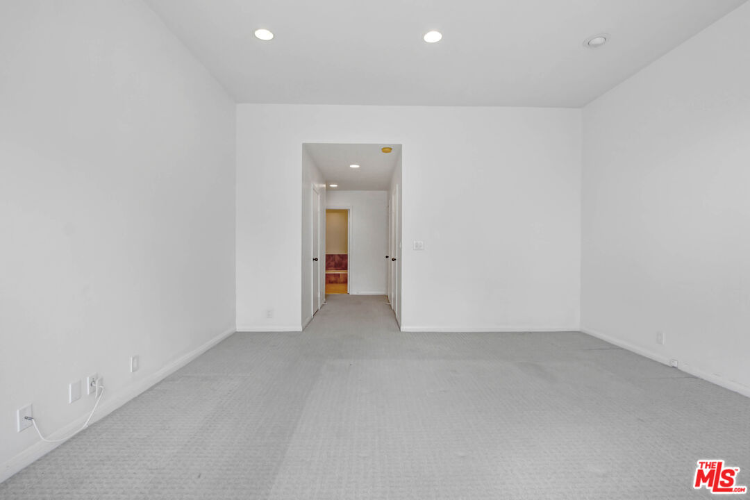 1880 Veteran Ave Unit: 211