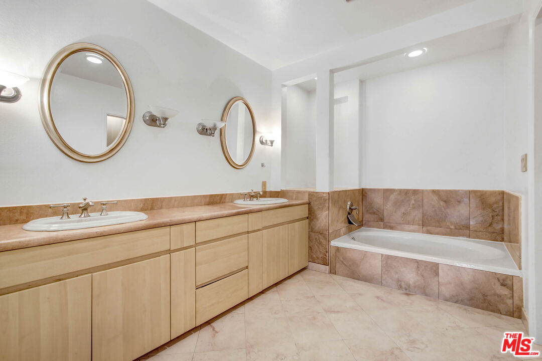 1880 Veteran Ave Unit: 211