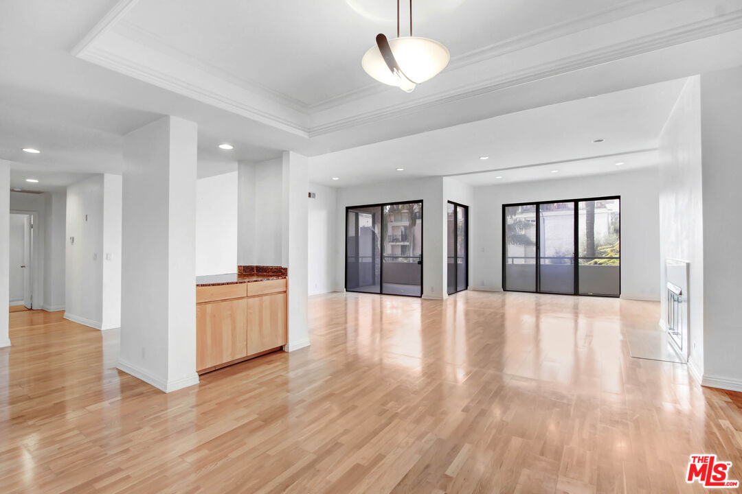 1880 Veteran Ave Unit: 211