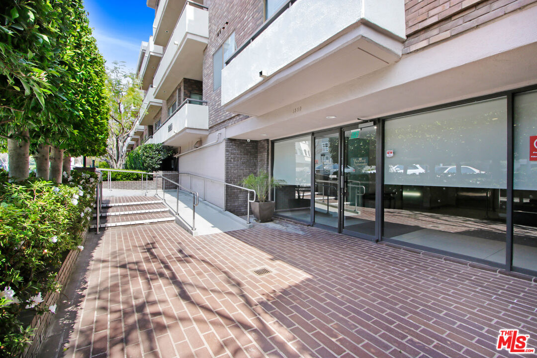 1880 Veteran Ave Unit: 211