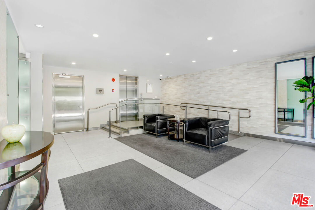 1880 Veteran Ave Unit: 211