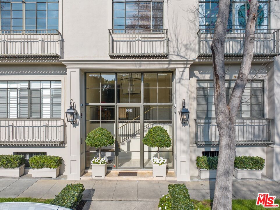 9601 Charleville Blvd Unit: 8