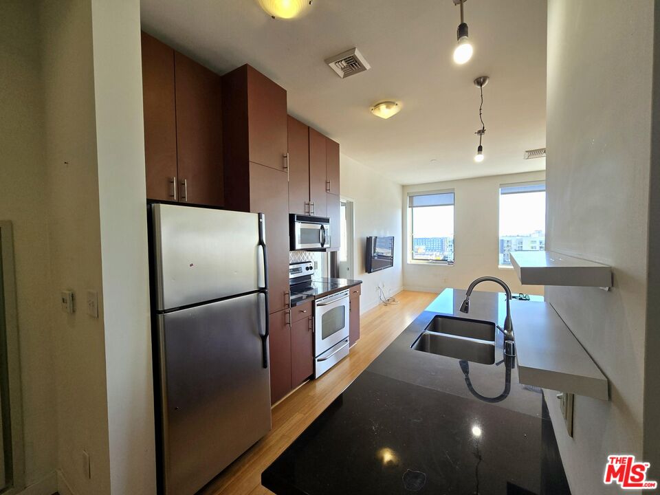 3810 Wilshire Blvd Unit: 712