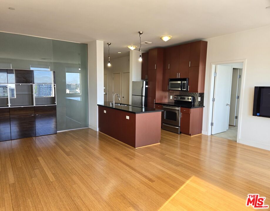 3810 Wilshire Blvd Unit: 712