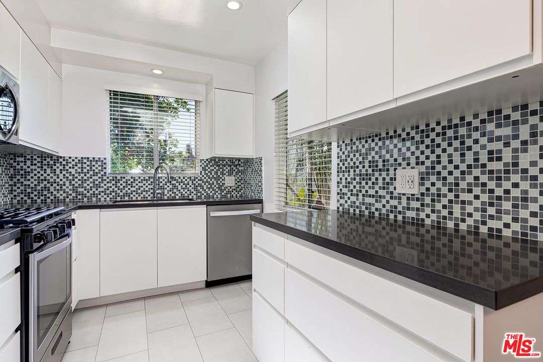 1035 N Sierra Bonita Ave Unit: 9