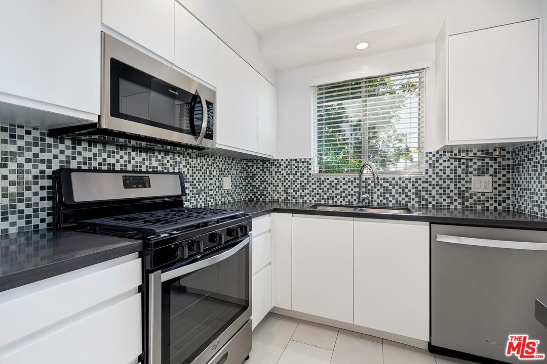 1035 N Sierra Bonita Ave Unit: 9