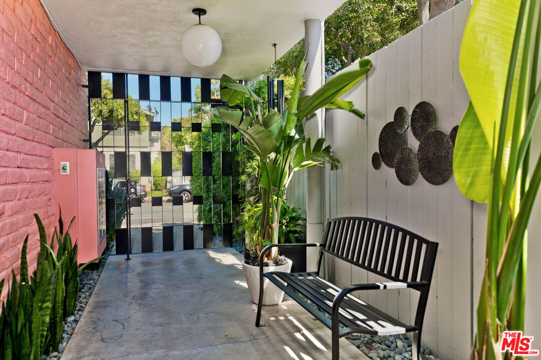 1035 N Sierra Bonita Ave Unit: 9