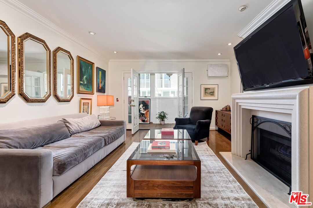 1124 N La Cienega Blvd Unit: 203