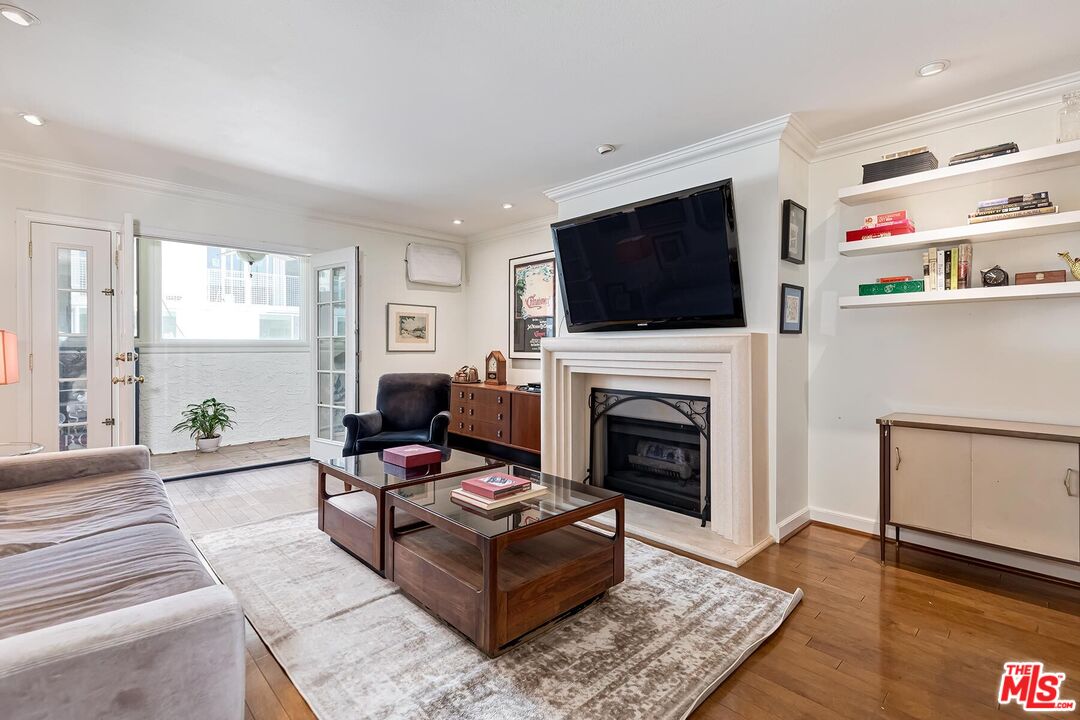 1124 N La Cienega Blvd Unit: 203