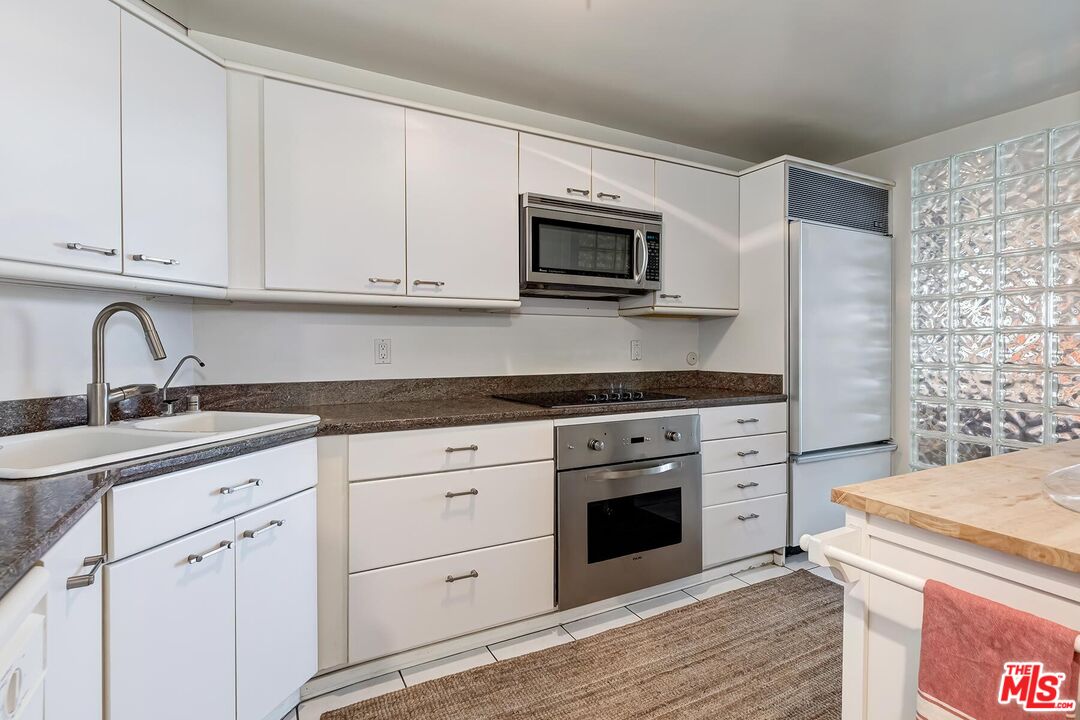 1124 N La Cienega Blvd Unit: 203