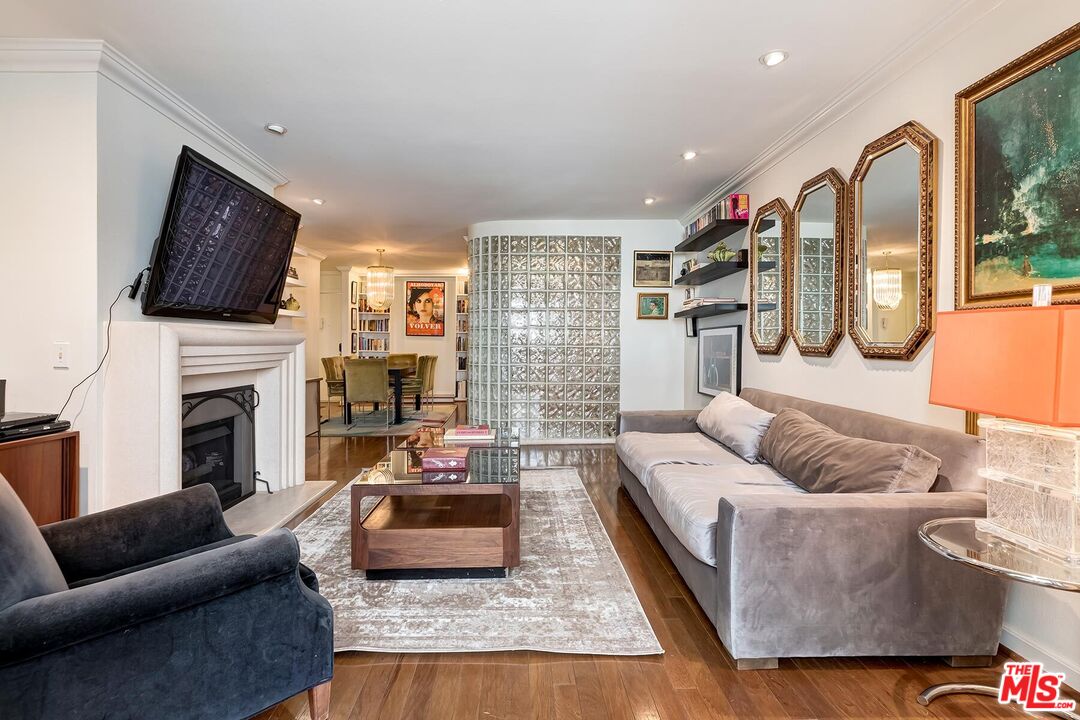 1124 N La Cienega Blvd Unit: 203