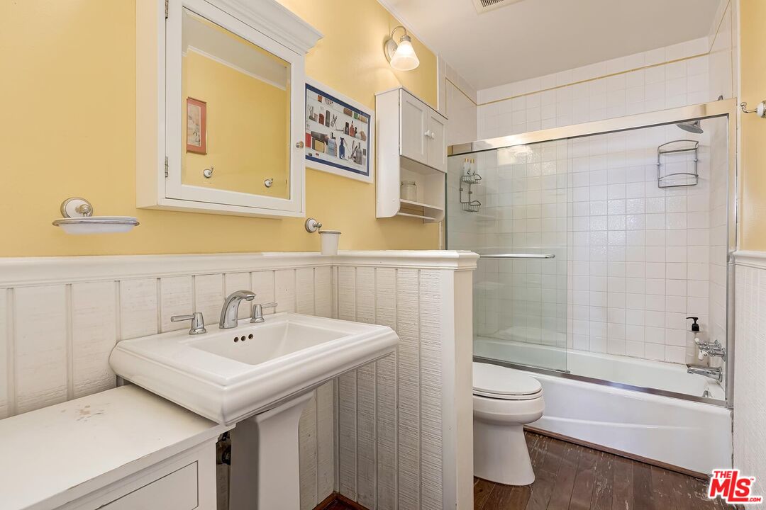 1124 N La Cienega Blvd Unit: 203