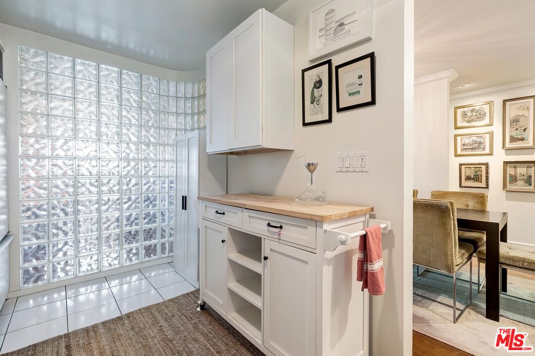 1124 N La Cienega Blvd Unit: 203